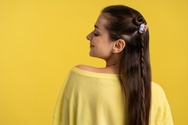 Photo gratuite femme portant des pinces à cheveux vue arrière