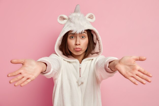 Femme portant un pyjama licorne