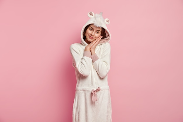 Femme portant un pyjama avec des oreilles de lapin