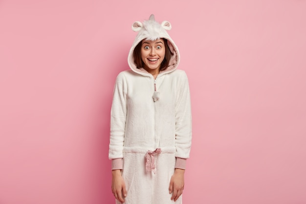 Femme portant un pyjama avec des oreilles de lapin