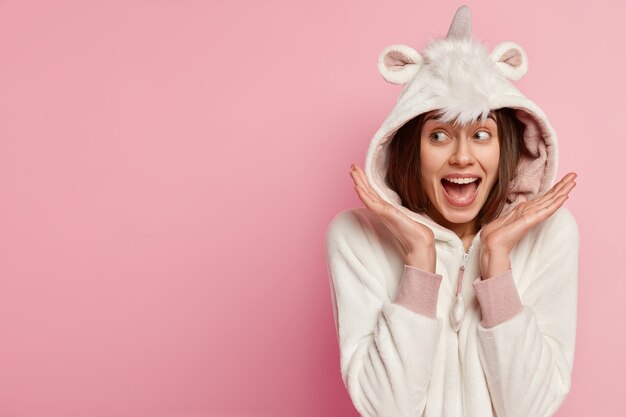 Femme portant un pyjama avec des oreilles de lapin