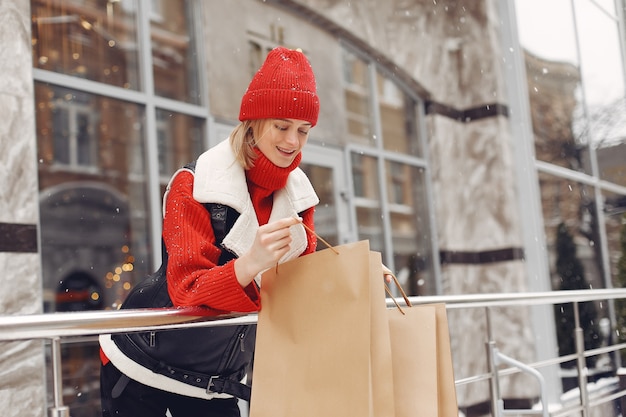 Femme portant des sacs à provisions dans un centre commercial en plein air