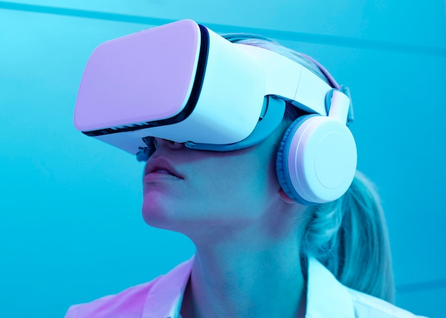 Femme portant un simulateur de réalité virtuelle