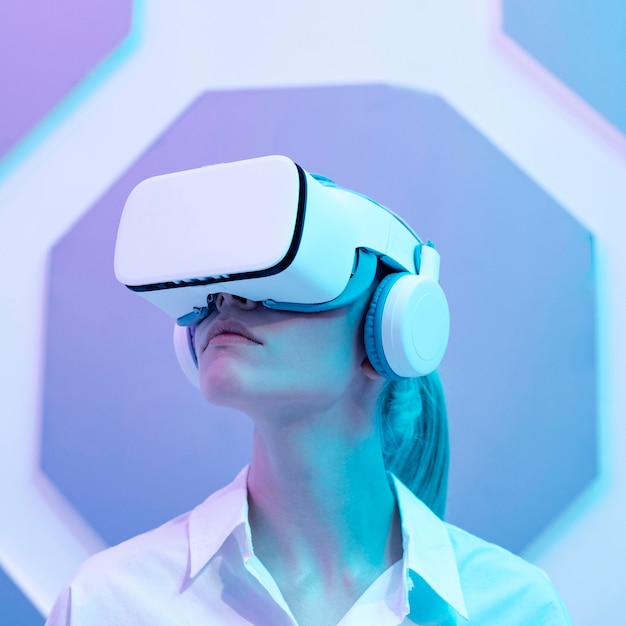 Photo gratuite femme portant un simulateur de réalité virtuelle