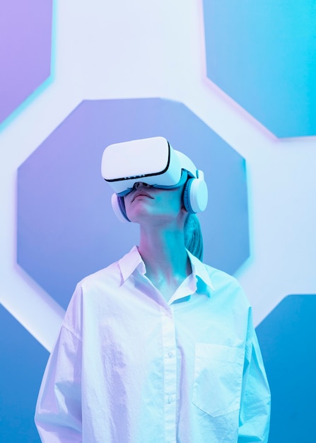 Femme portant un simulateur de réalité virtuelle