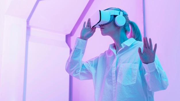 Femme portant un simulateur de réalité virtuelle