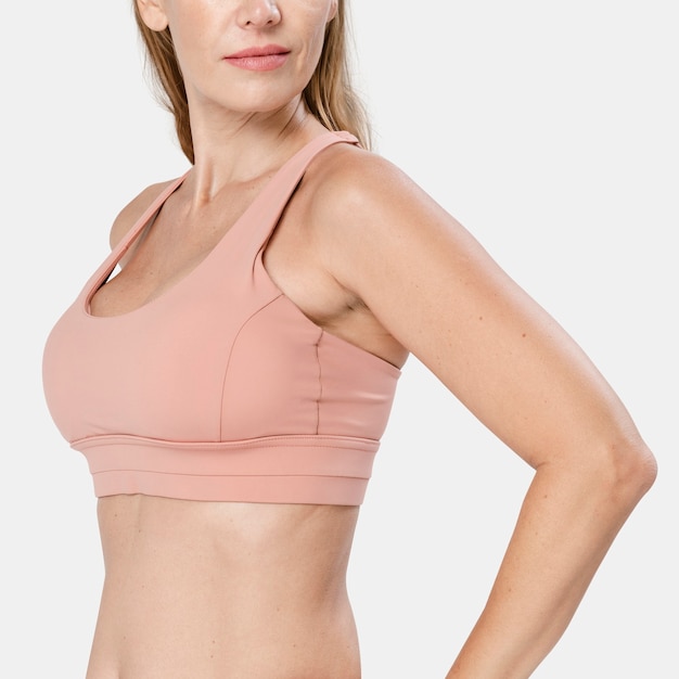 Femme portant un soutien-gorge de sport rose