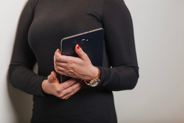 Femme portant une tablette de tenue noire