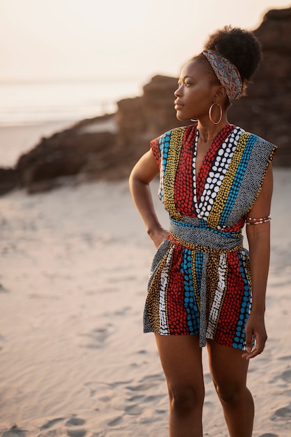 Femme portant des vêtements africains indigènes à la plage