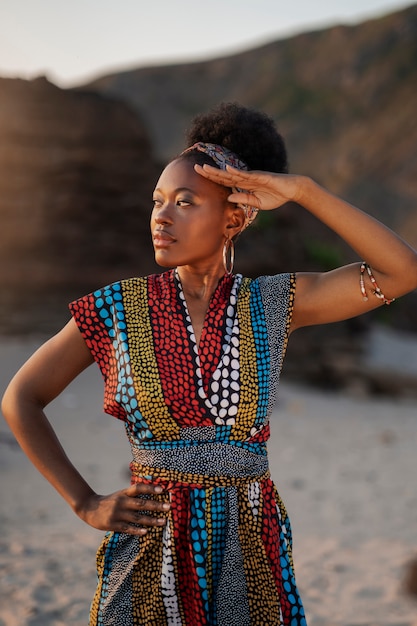 Femme portant des vêtements africains indigènes à la plage