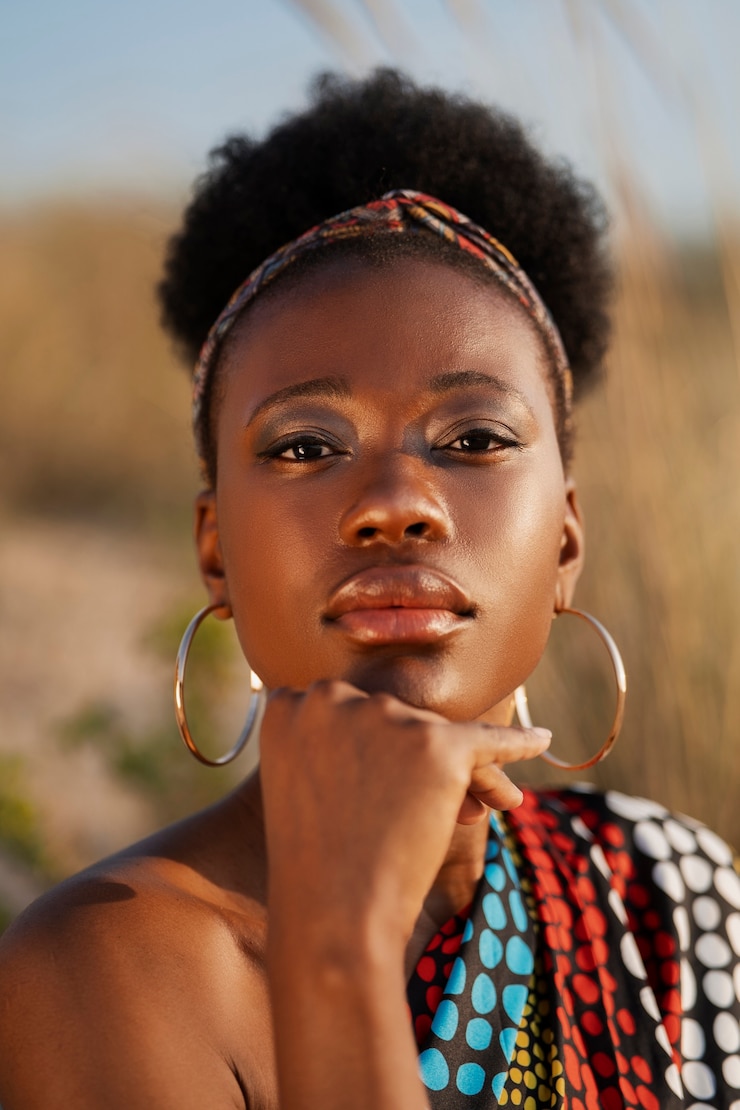 Photo gratuit femme portant des vêtements d'origine africaine dans un environnement aride