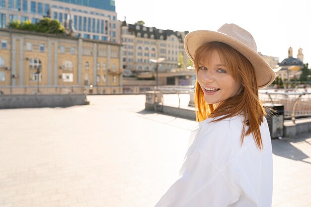 femme, porter chapeau, coup moyen