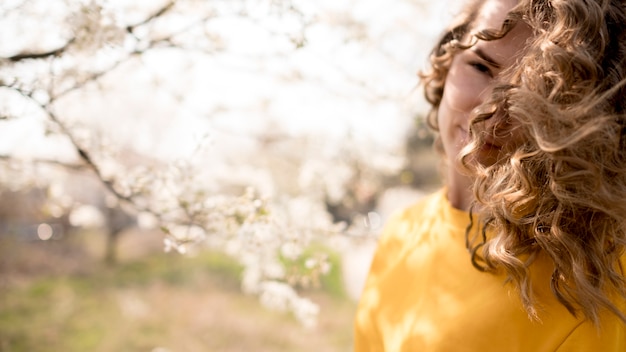 Femme, porter, chemise jaune, à, branches fleurs