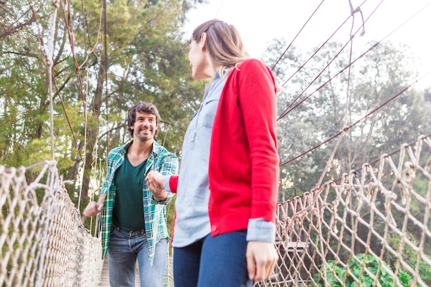 Femme, Porter, gilet rouge et tenant la main de son partenaire