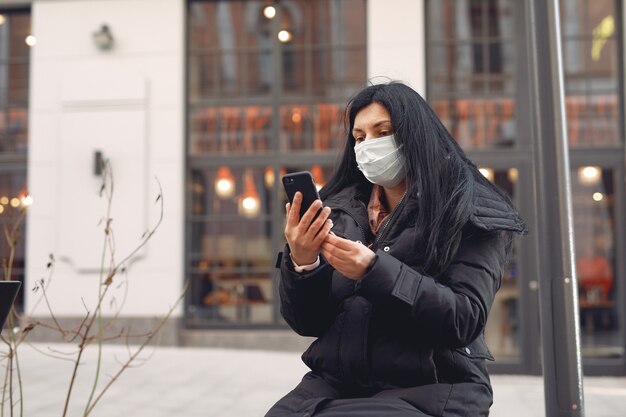 Femme, Porter, protecteur, masque, séance, rue, utilisation ...