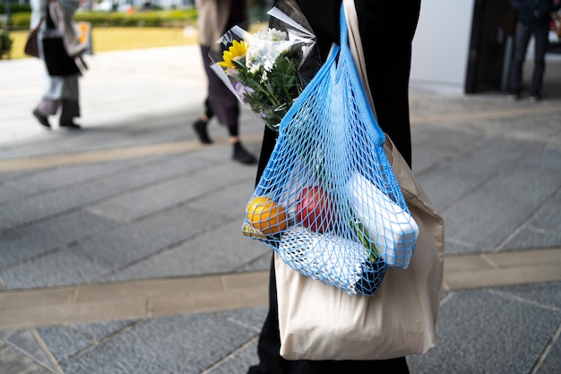 femme, porter, sac, à, épicerie, vue côté