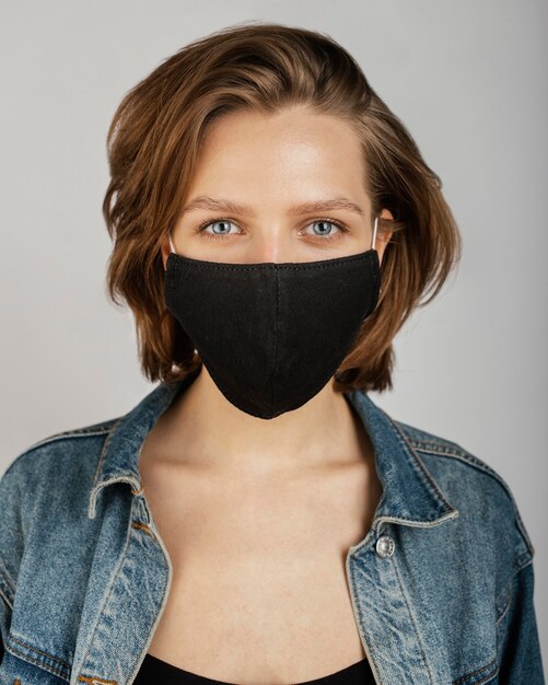 Femme, porter, veste denim, et, masque