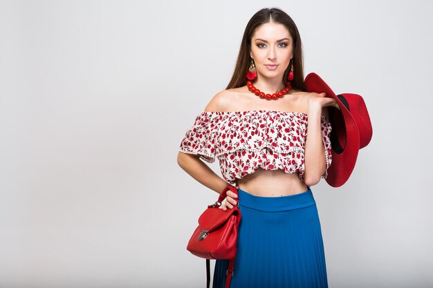 Femme posant avec des chaussures élégantes mode d'été et sac longues jambes shopping