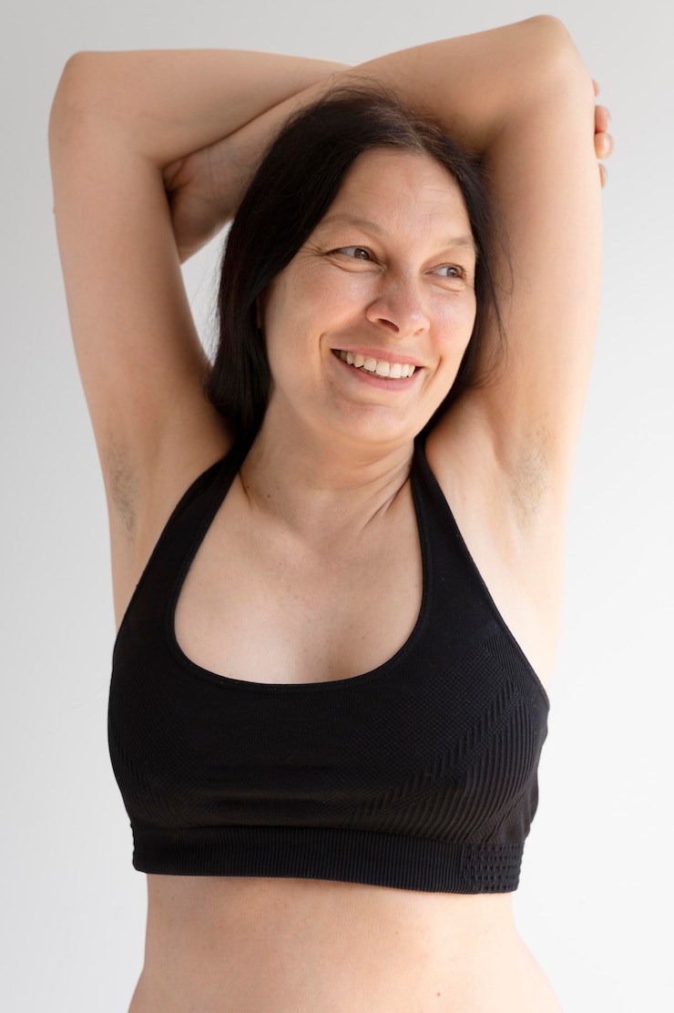 Photo gratuit femme posant avec confiance et montrant l'aisselle
