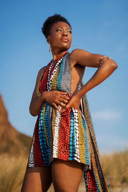 Photo gratuite femme posant dans un environnement aride tout en portant des vêtements africains indigènes