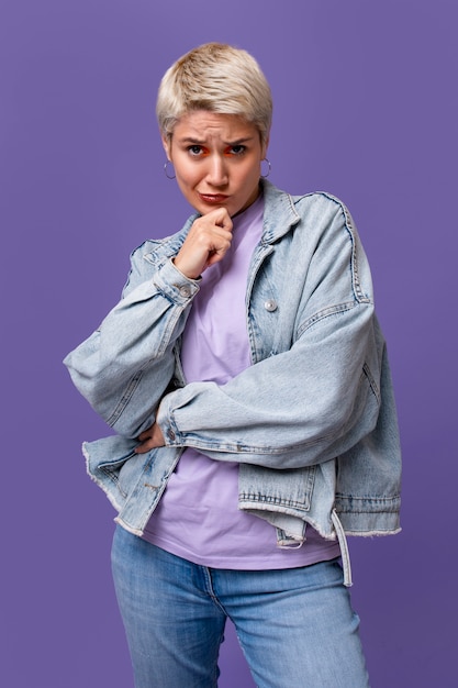 Une femme posant dans un studio.