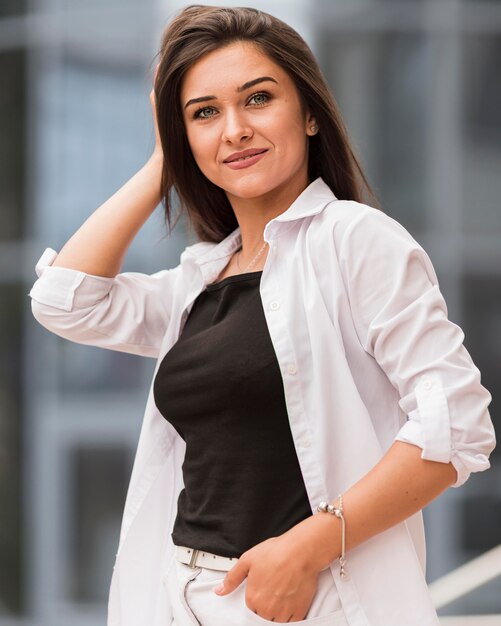 Femme posant à l'extérieur dans la ville