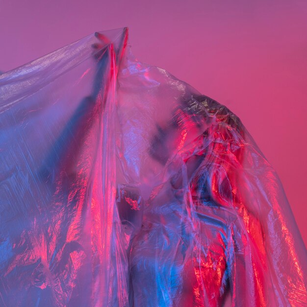 Femme posant avec une feuille de plastique