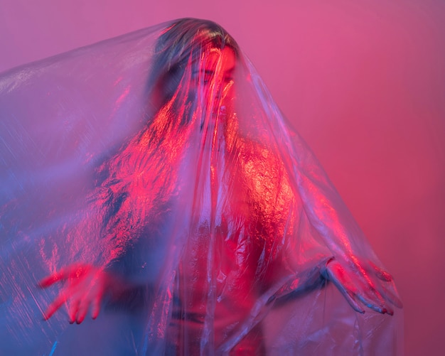 Femme posant avec une feuille de plastique