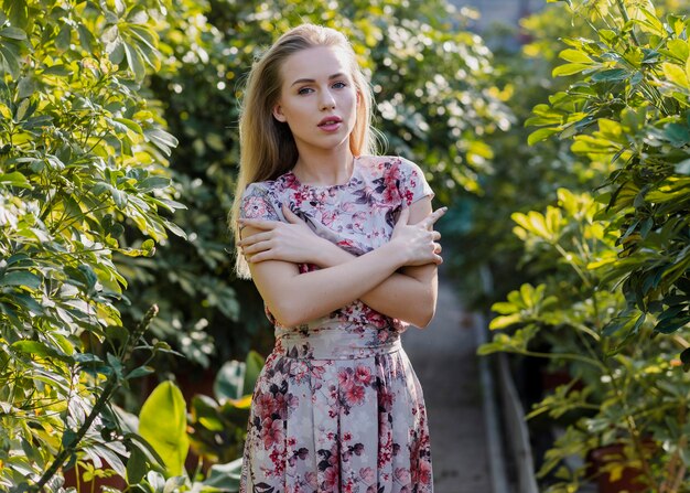 Femme posant sur fond de feuillage