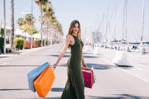 Femme posant et jouant avec des sacs à provisions