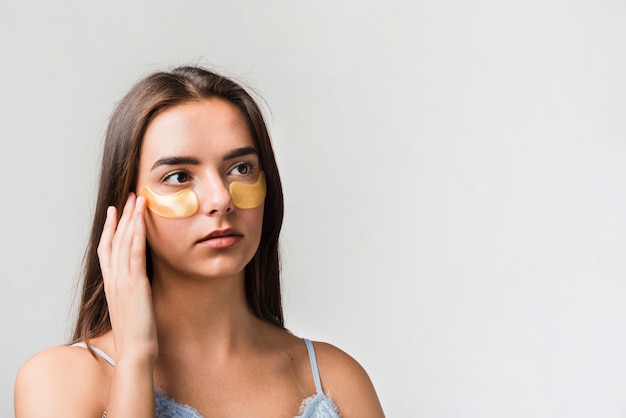 Femme posant avec masque