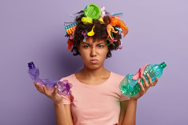 femme posant avec des ordures dans ses cheveux