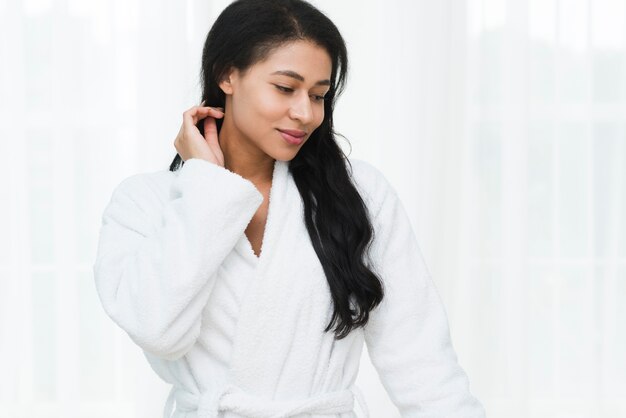 Femme posant avec un peignoir dans un spa