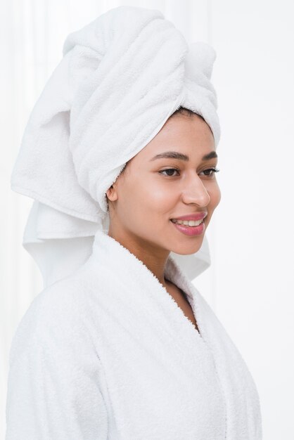 Femme posant avec un peignoir dans un spa