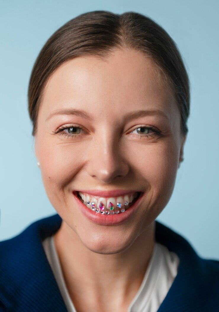 Photo gratuit une femme posant avec des perles dentaires.