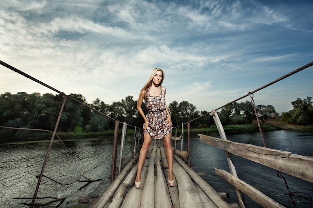 Femme posant sur un pont en bois