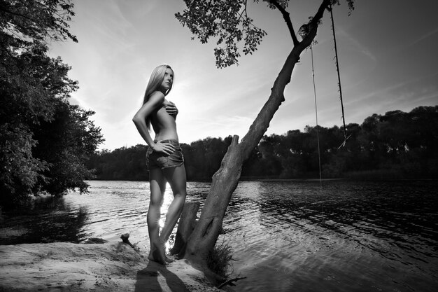 Femme posant près d&#39;un lac