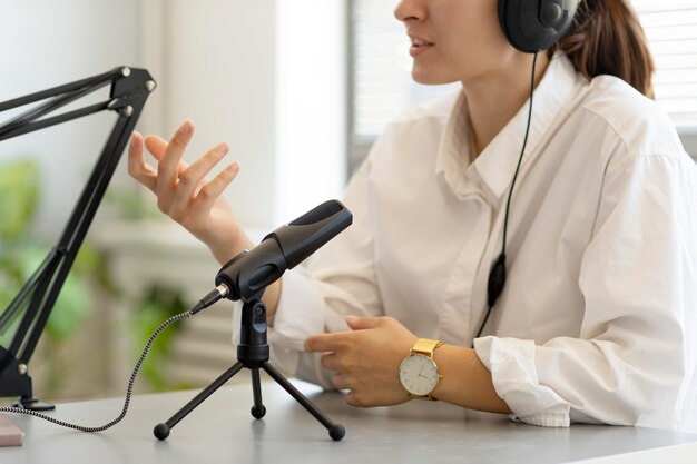 Femme posant des questions dans un podcast