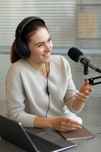 Femme posant des questions dans un podcast