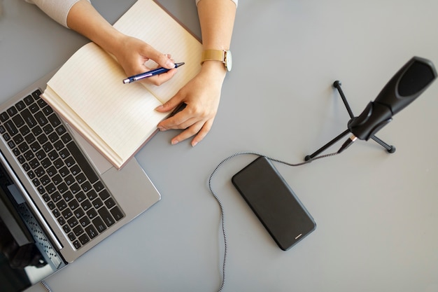 Femme posant des questions dans un podcast