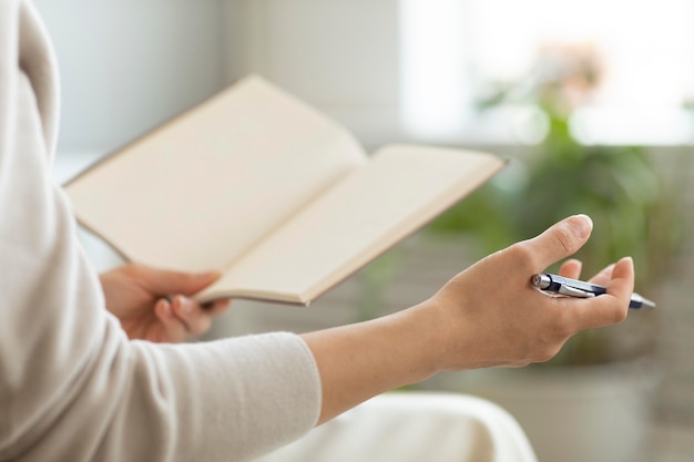 Femme posant des questions pour une entrevue