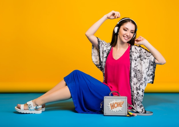 Femme posant avec sac et mode d'été de chaussures élégantes