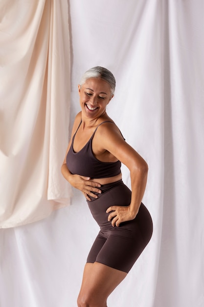 Femme posant en studio vue de côté