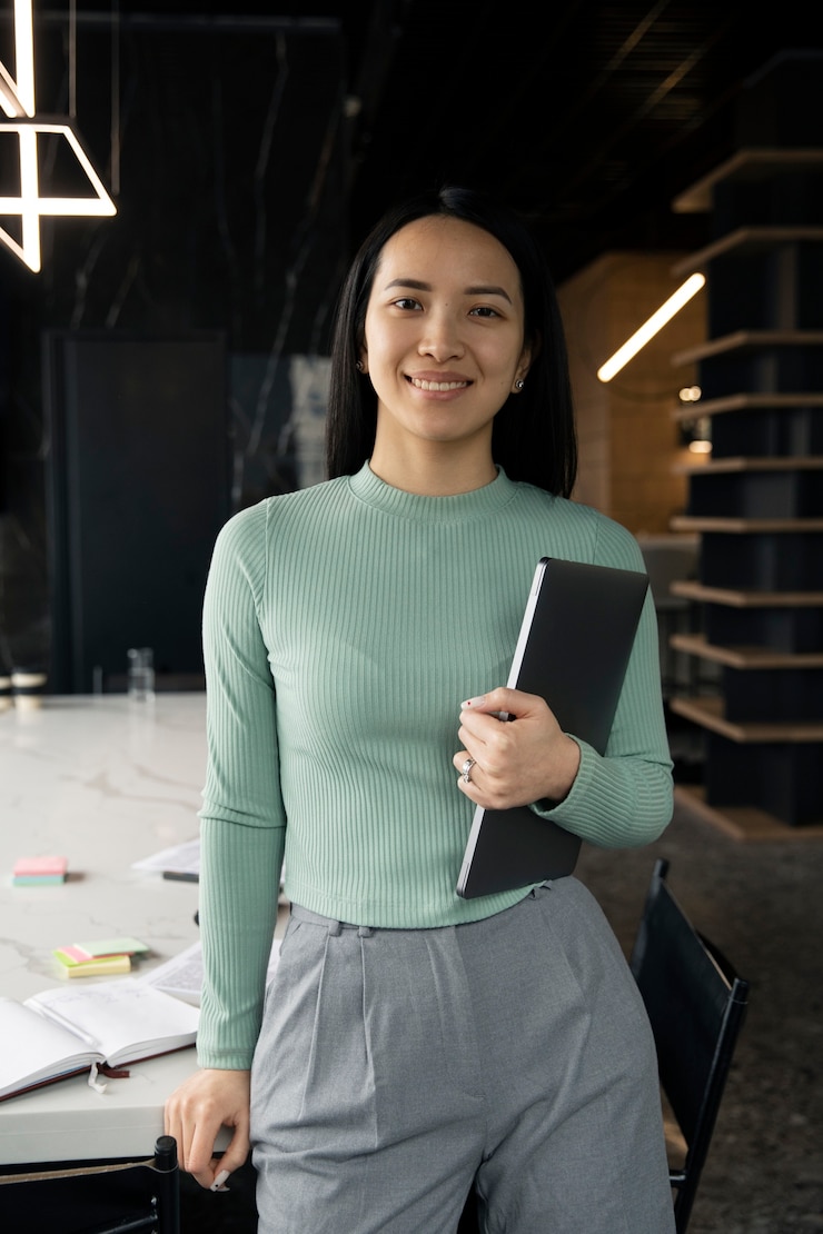 Photo gratuit femme posant tout en tenant un presse-papiers avec des documents