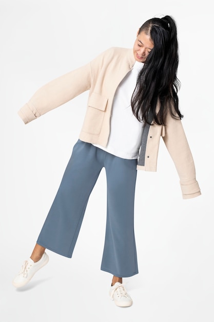 Femme Posant En Veste Beige Et Pantalon Bleu Casual Wear Fashion