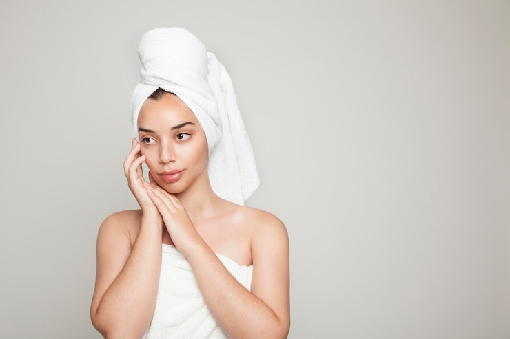Photo gratuit femme posant avec un visage innocent