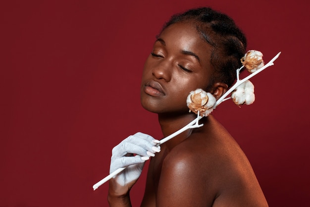 Photo gratuite femme posant avec vue de côté de fleur de coton