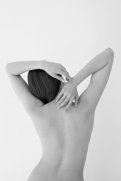 Femme posant vue de dos en noir et blanc