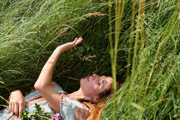 femme, pose, sur, herbe, grand angle