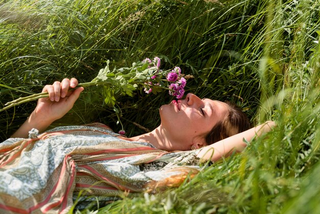 femme, pose, sur, herbe, vue côté